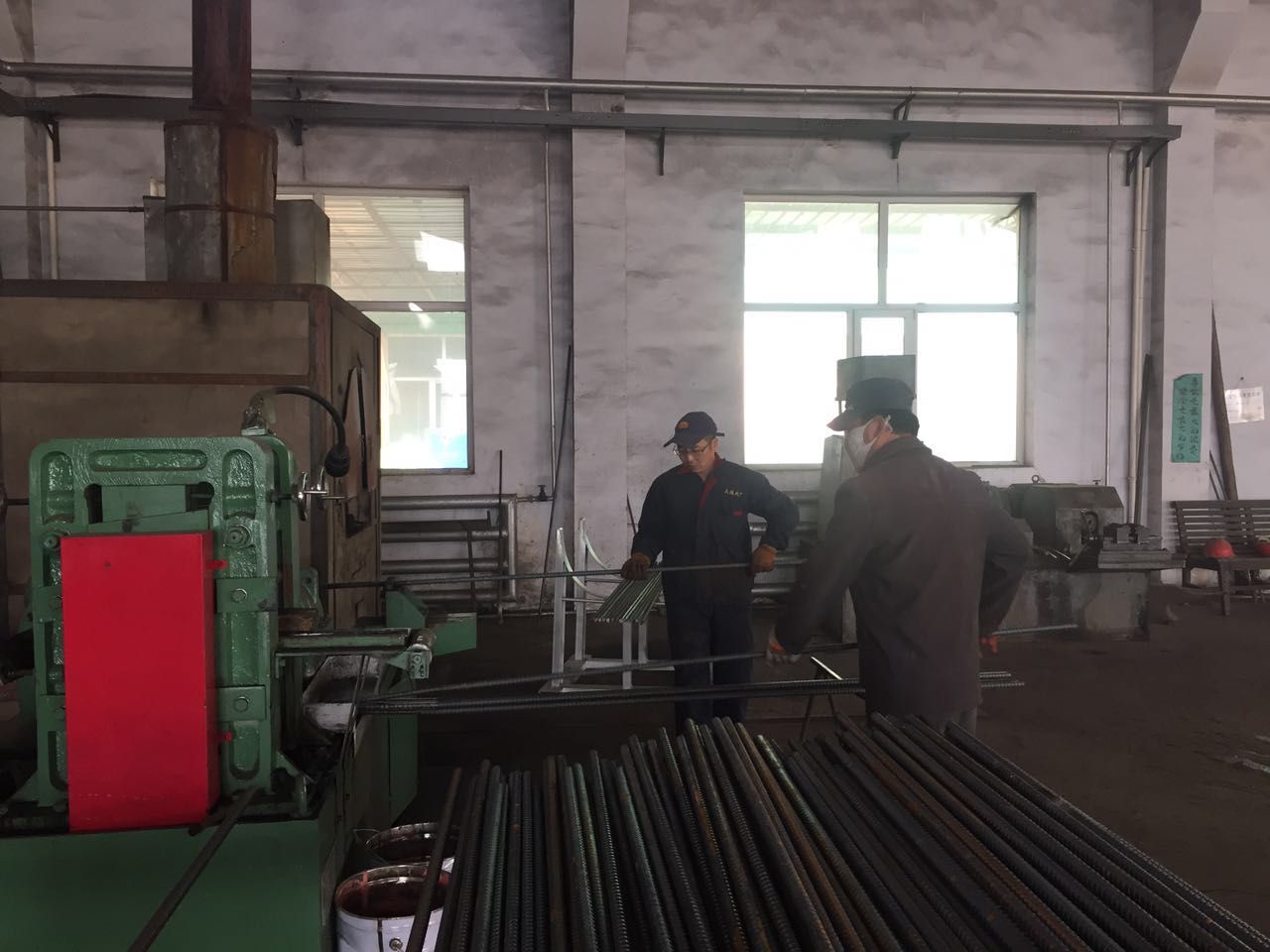 民意公司支护厂购进新设备冷轧麻花锚杆机运行正常，图为工作人员正在生产锚杆  冶玉梅摄.jpg